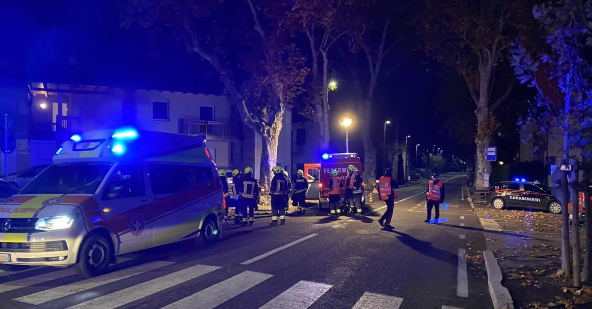 Con la moto si schianta contro un autocarro, motociclista ...