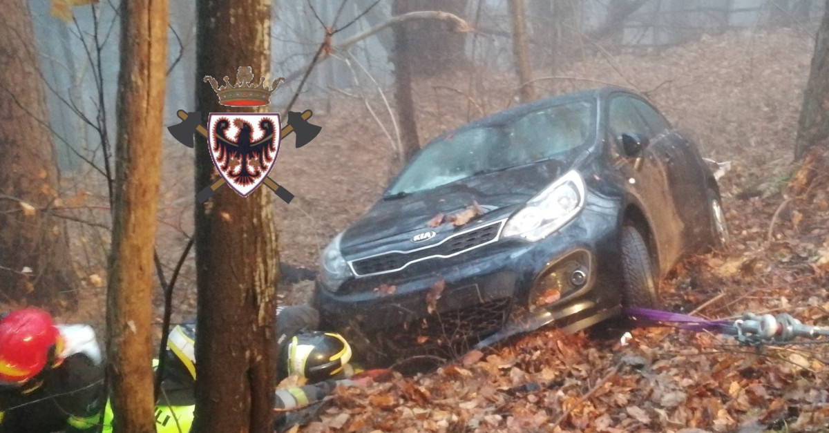 Esce di strada e finisce con l'auto in una scarpata nel bosco (FOTO): l ...