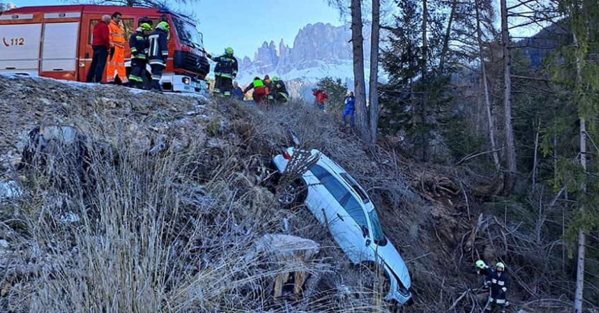 Auto esce di strada e precipita per circa 50 metri lungo una scarpata ...