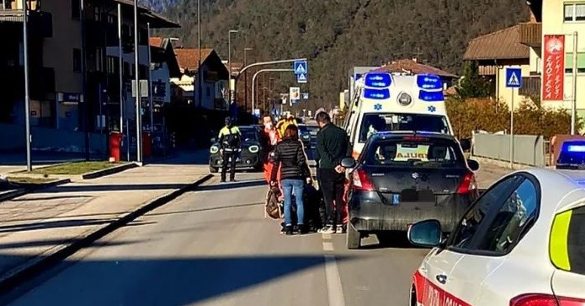 Investita mentre attraversa la strada: una donna trasportata in codice ...