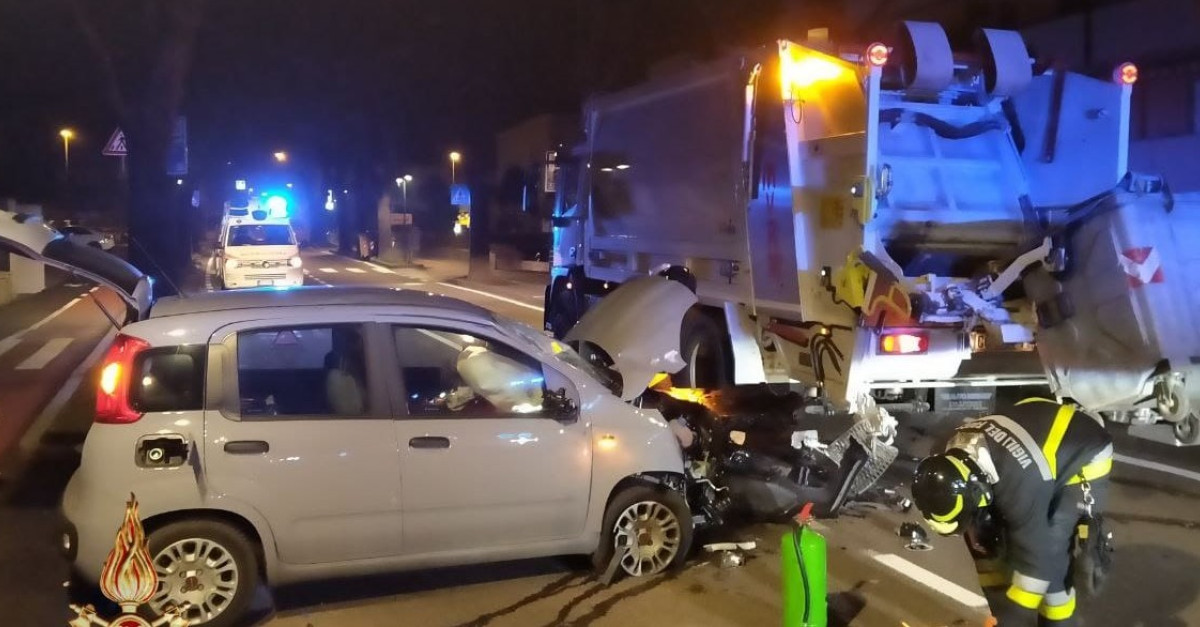 Scontro tra un camion per la raccolta rifiuti e un'auto in centro a ...