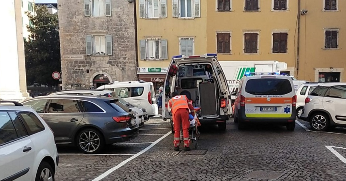 Investita dal furgone in centro a Trento mentre attraversa la strada ...