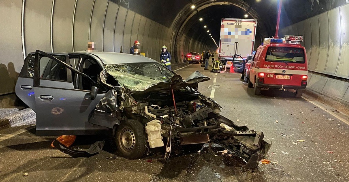 Terribile schianto in galleria lungo la Ss45 bis: coinvolte due auto e ...