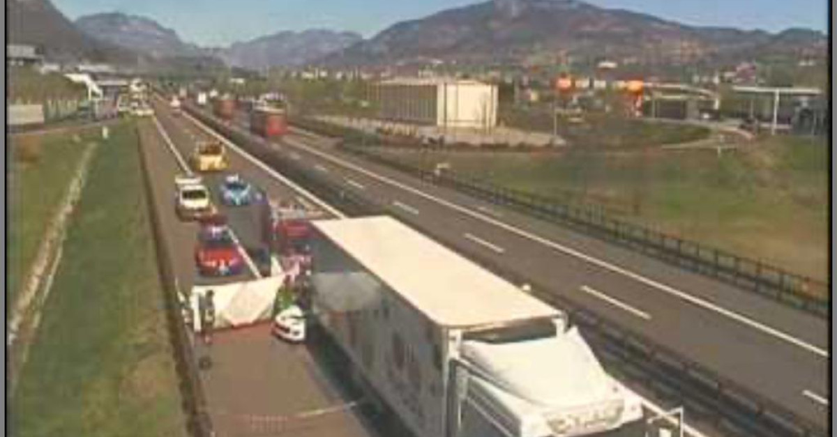 Terribile incidente in Autostrada, un'auto tampona un autoarticolato e ...