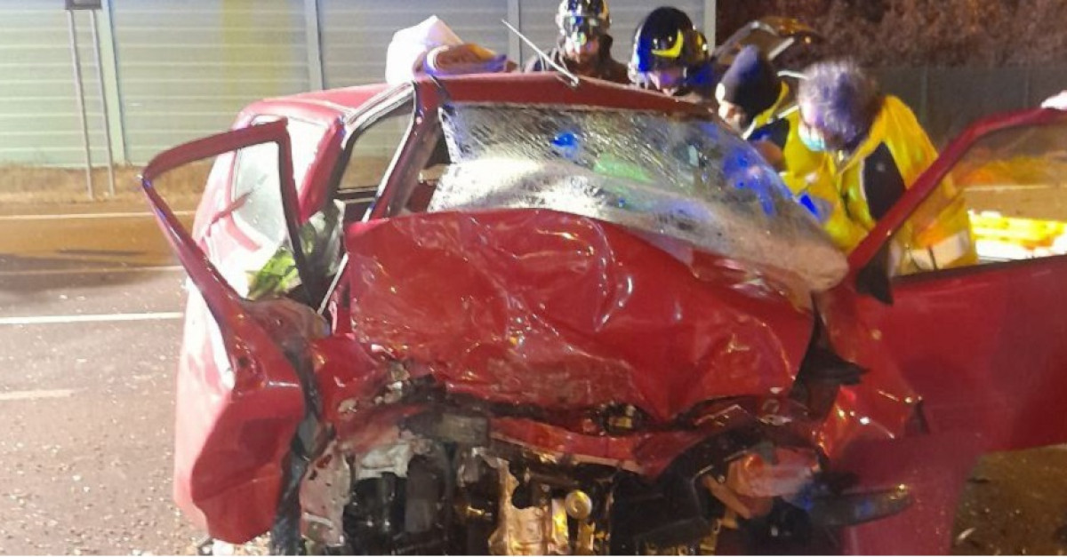 Grave schianto tra due auto (FOTO), mezzi distrutti e due feriti ...