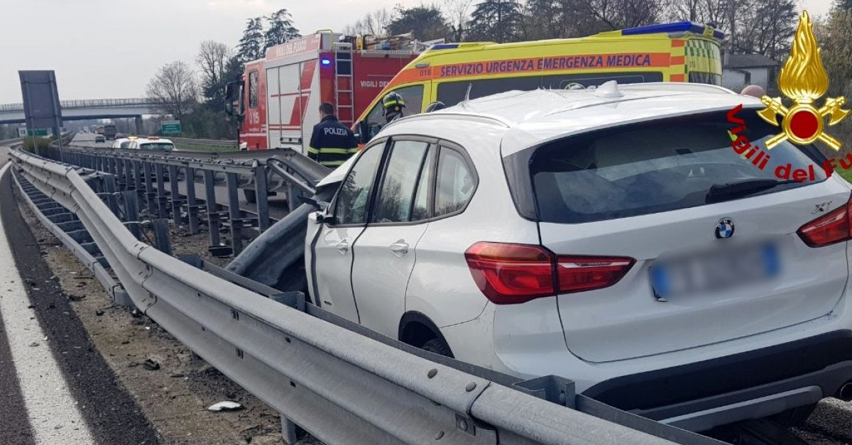 Perde il controllo del Suv e si schianta contro il guardrail che sfonda ...