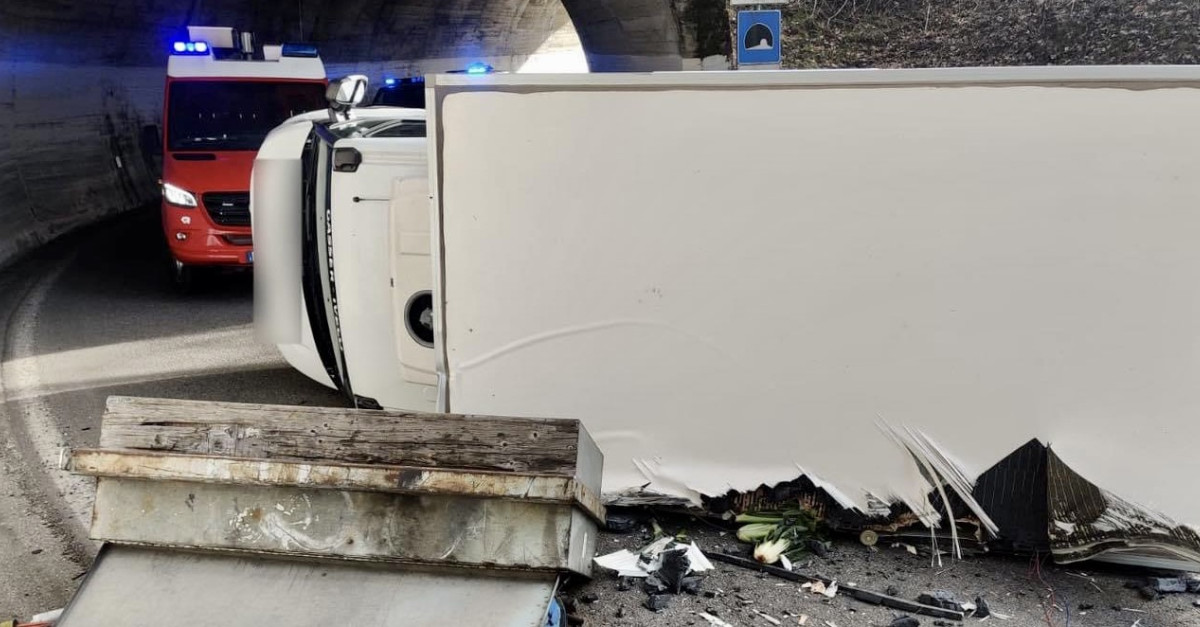 Grave scontro tra due mezzi, un furgone si ribalta (FOTO): una persona ...