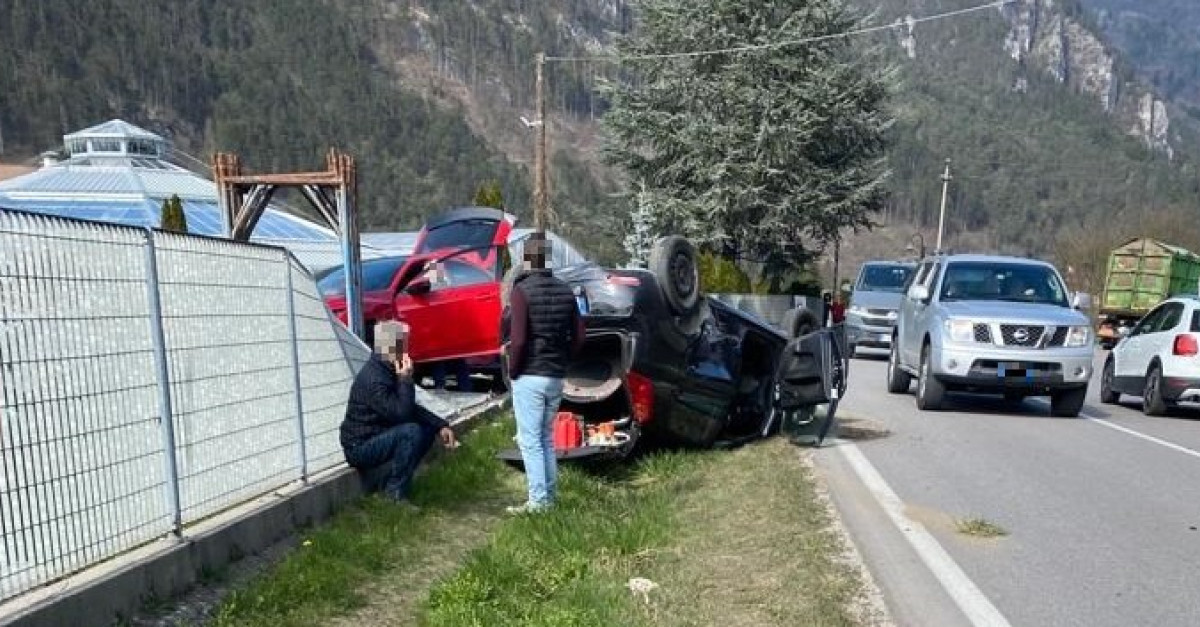 Violento frontale tra due auto, nello scontro una si ribalta (FOTO ...