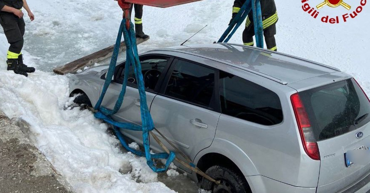 Esce di strada e finisce nel lago ghiacciato (FOTO): pompieri al lavoro ...