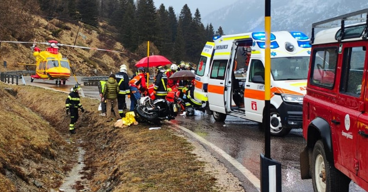 Cadono con la moto e finiscono nel fossato, una donna rimane ...