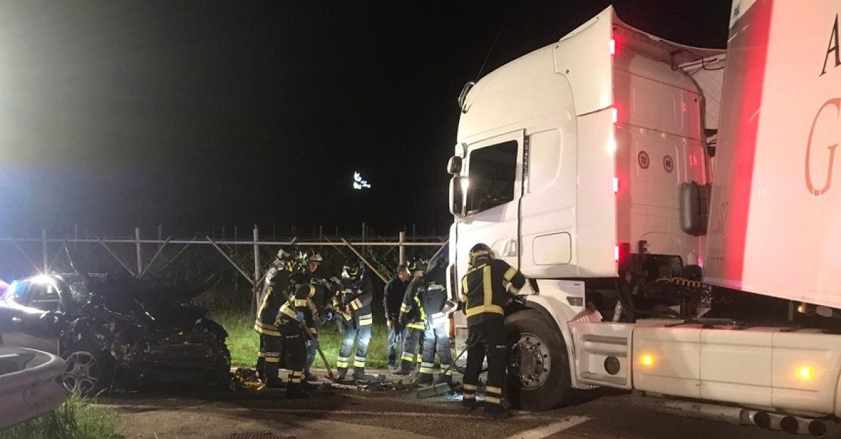 Terribile scontro fra un’auto e un camion (FOTO): i 5 ragazzi feriti ...