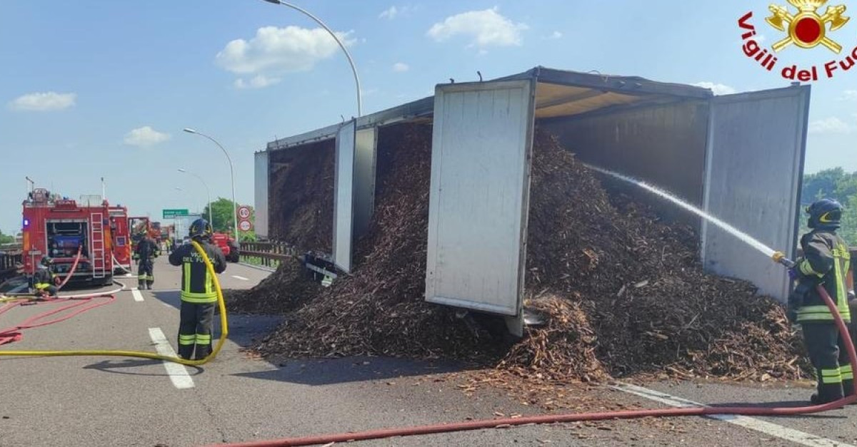 Camion di cippato in fiamme sull'A22: traffico bloccato da ore, chiuso ...