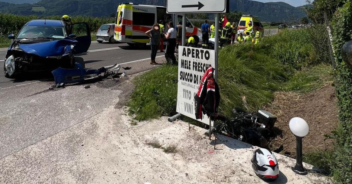 Violento schianto tra auto e moto (FOTO): ferito il centauro. L ...
