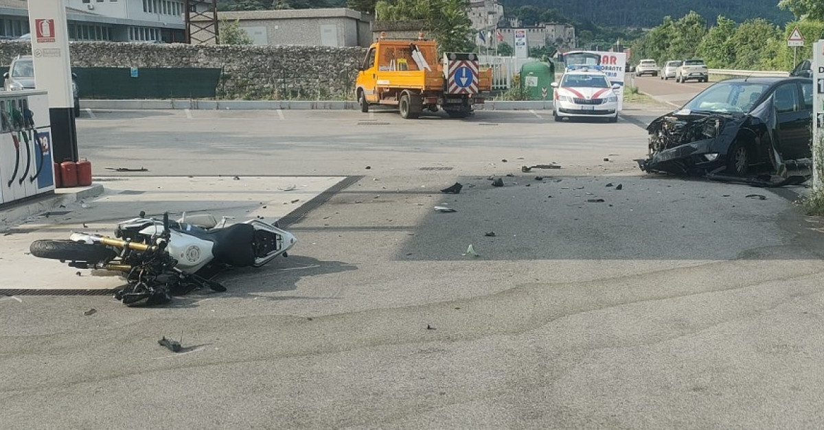 Tremendo schianto auto - moto lungo la SS12 a Calliano (FOTO), un ...