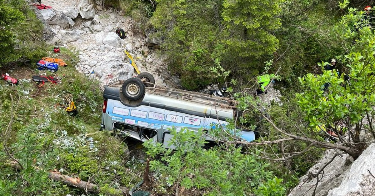 Furgone sfonda il guardrail e precipita nella scarpata: sei persone ...
