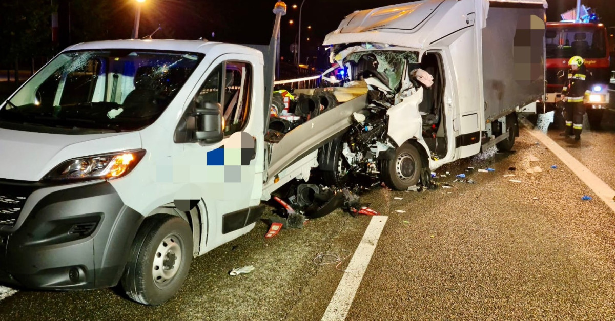 Tremendo schianto in A22 nella notte fra un furgone e un mezzo da ...