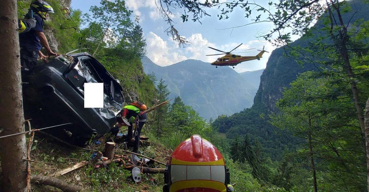 Esce di strada con l'auto e precipita per un paio di tornanti nel bosco ...