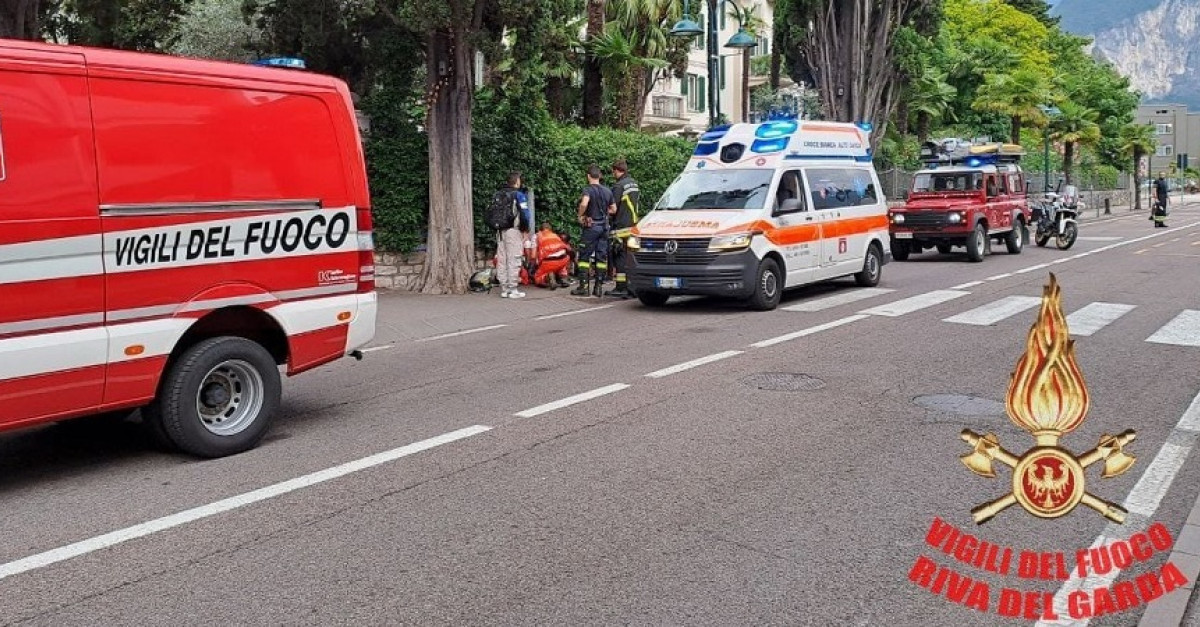 Investita da una moto mentre attraversa la strada: una donna trasferita ...