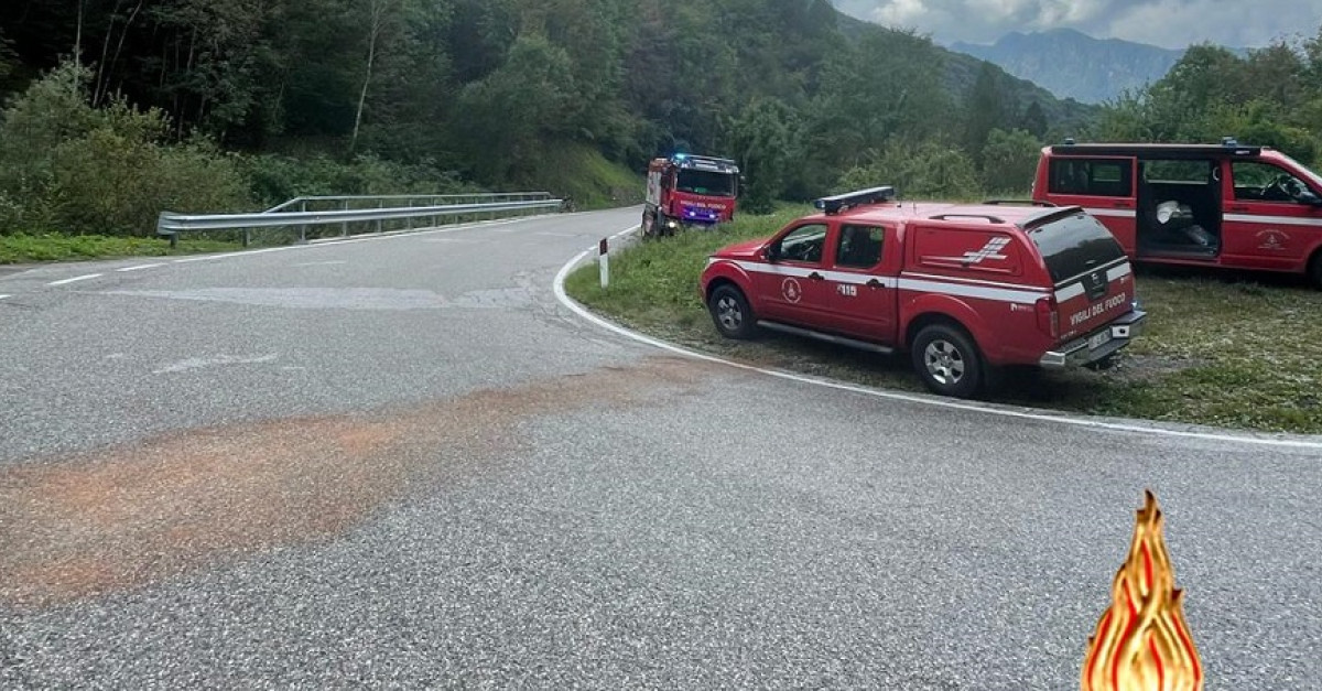 Perde il controllo della moto in curva e scivola sull'asfalto, un ...