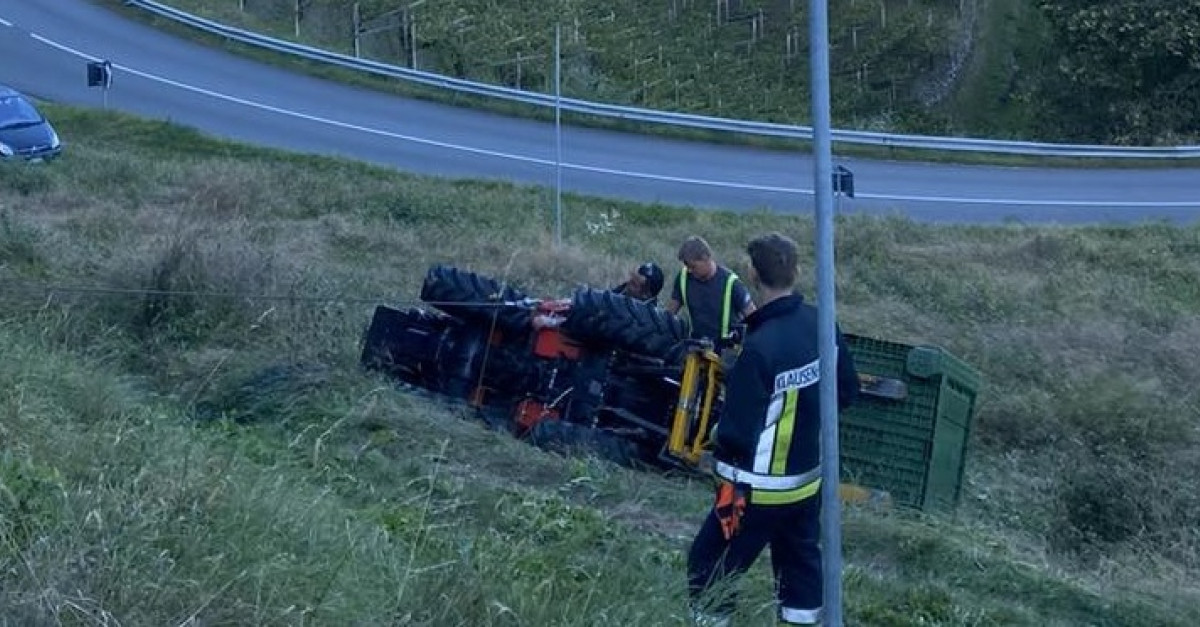 Il trattore scivola e si ribalta, momenti di paura per un agricoltore ...