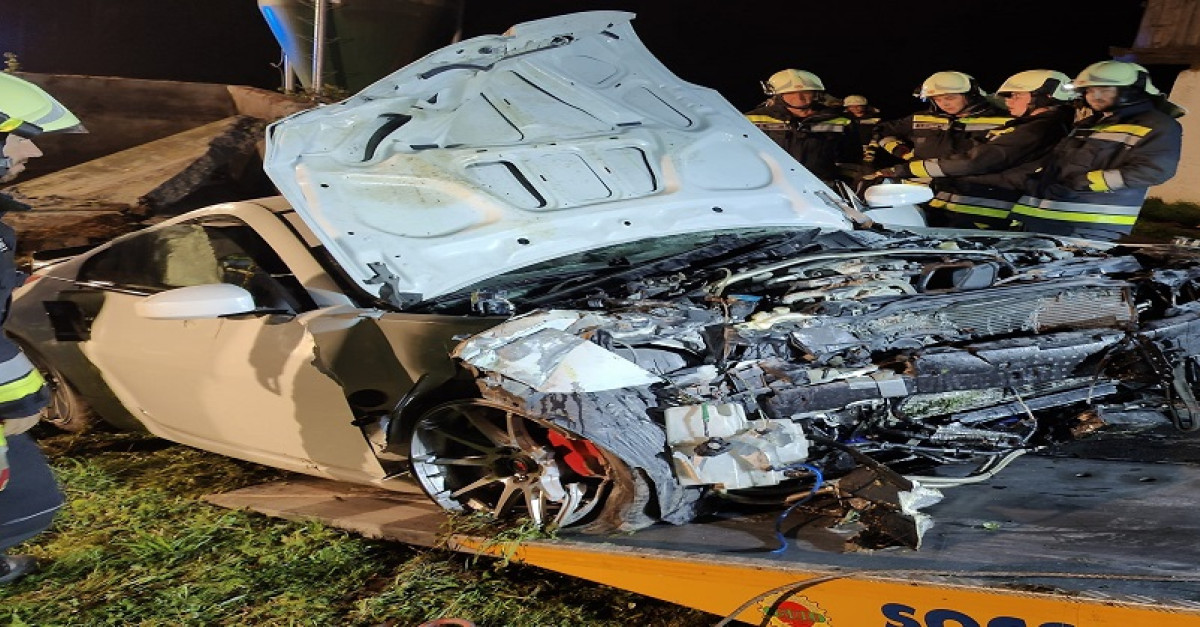 Auto esce di strada e si schianta contro il muro di una casa, due ...