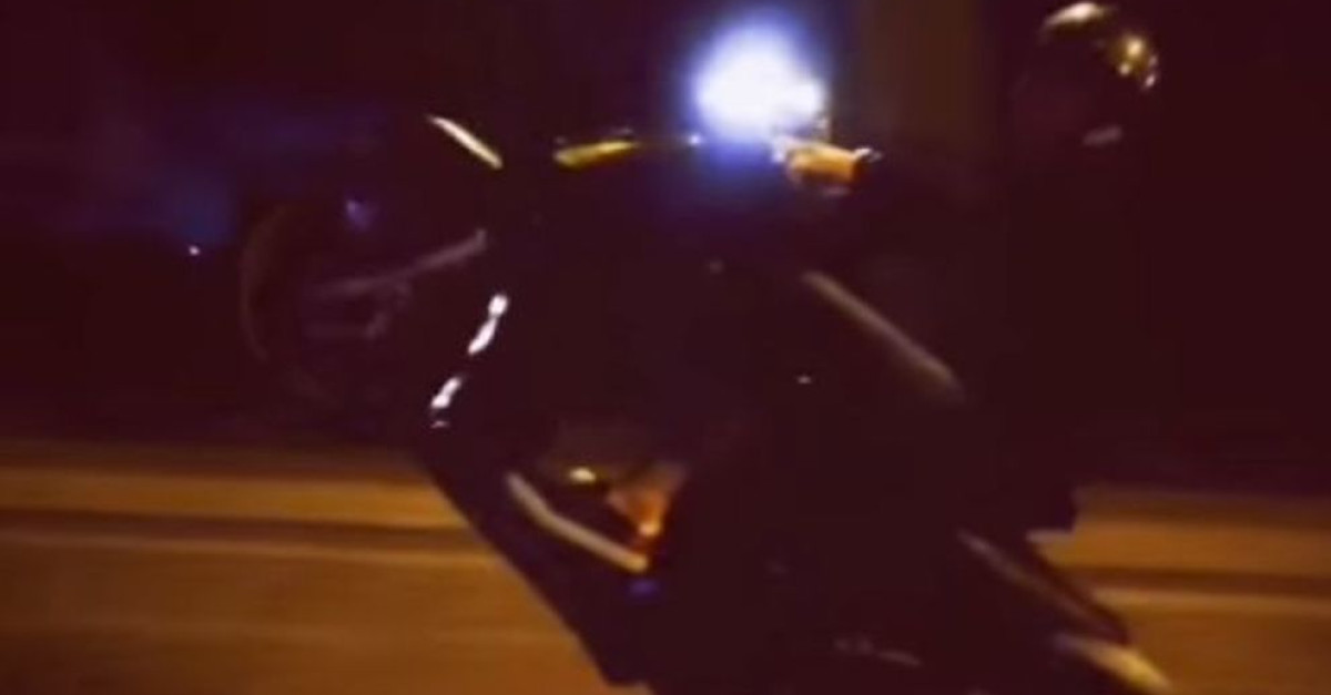 Impenna ubriaco e con il solo foglio rosa, "perde" il passeggero (che
