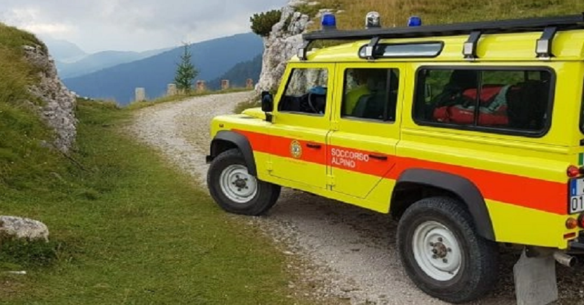 Scivola e si frattura la gamba mentre è nel bosco con marito e cane ...