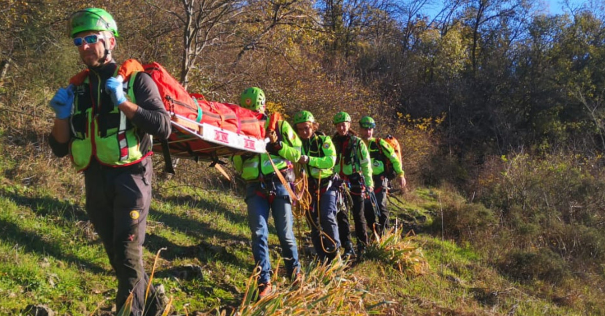 Cade in quota e si frattura una caviglia: i soccorritori la trasportano ...