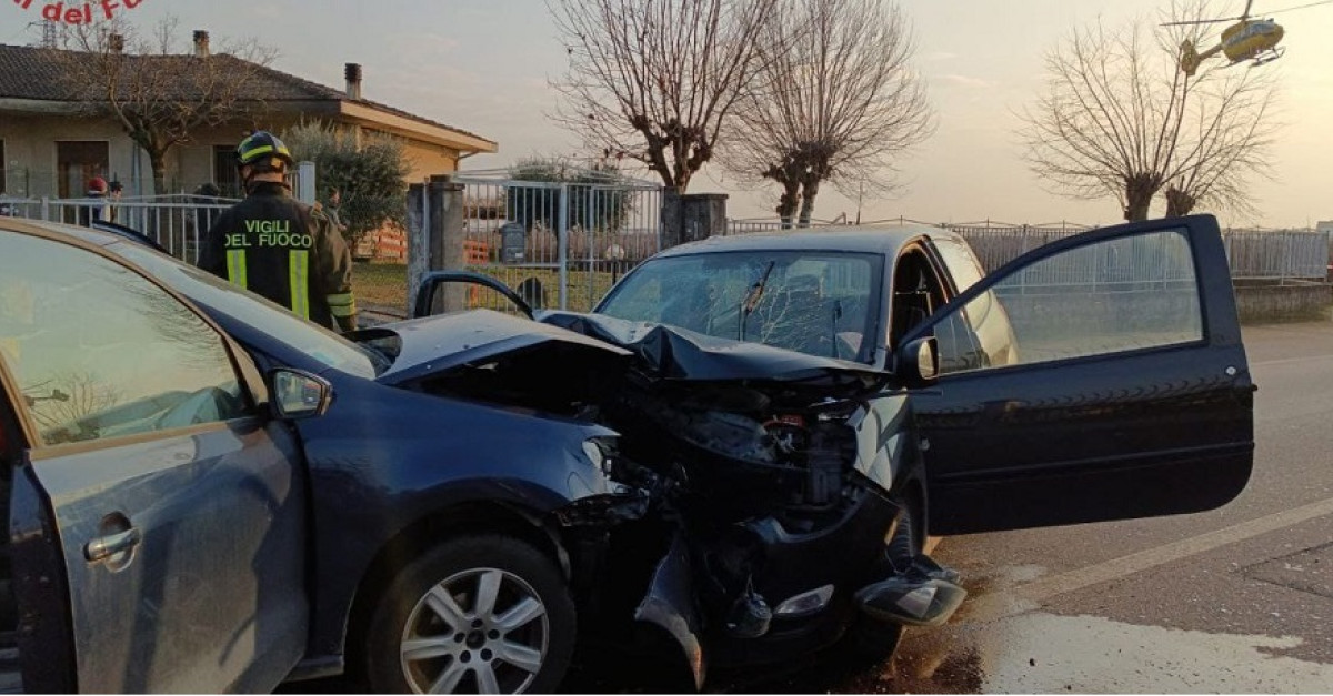 Violento frontale tra due auto, i vigili del fuoco intervengono con le ...
