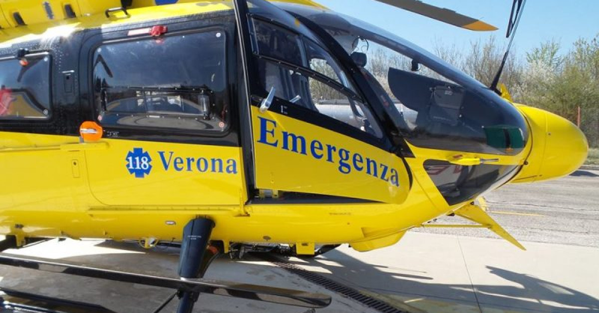 Bimbo di 4 anni vede il padre dall'altra parte della strada e ...