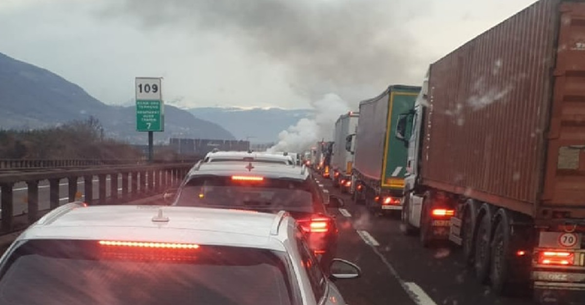 Auto in fiamme in A22, in azione i vigili del fuoco: lunghe code e ...