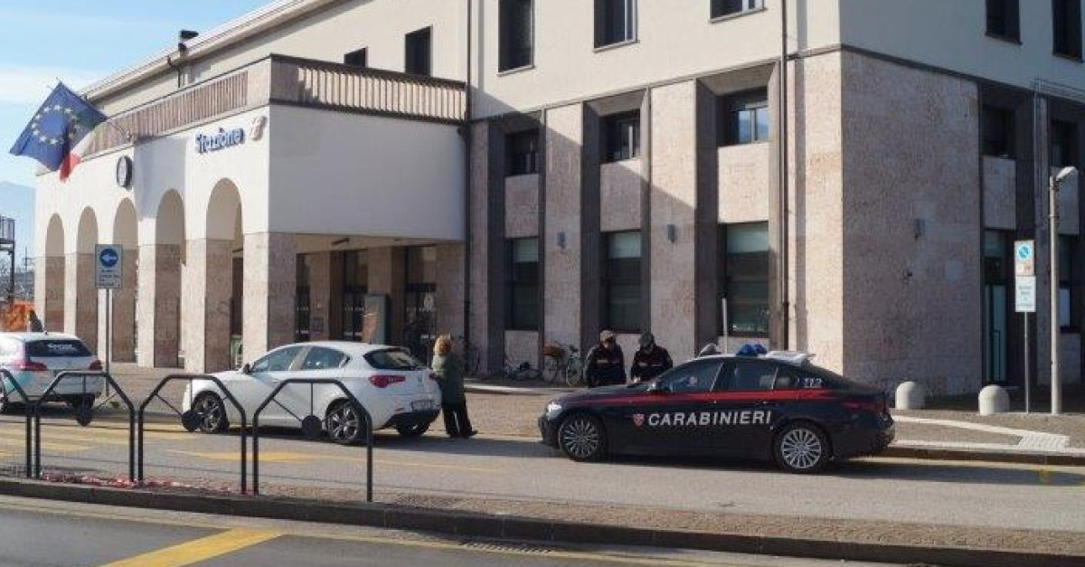 Ruba il telefono ad una studentessa sul treno: arrestato borseggiatore ...