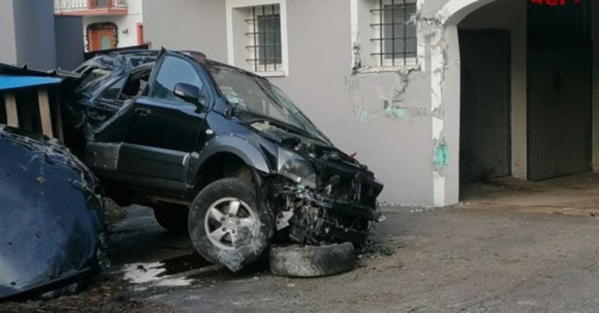 Perde il controllo dell'auto e si schianta contro il muro di un ...