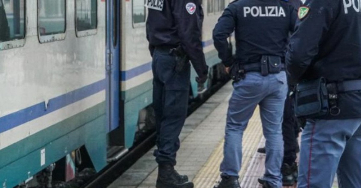 Esibisce un documento falso alla polizia ferroviaria 36enne condannato