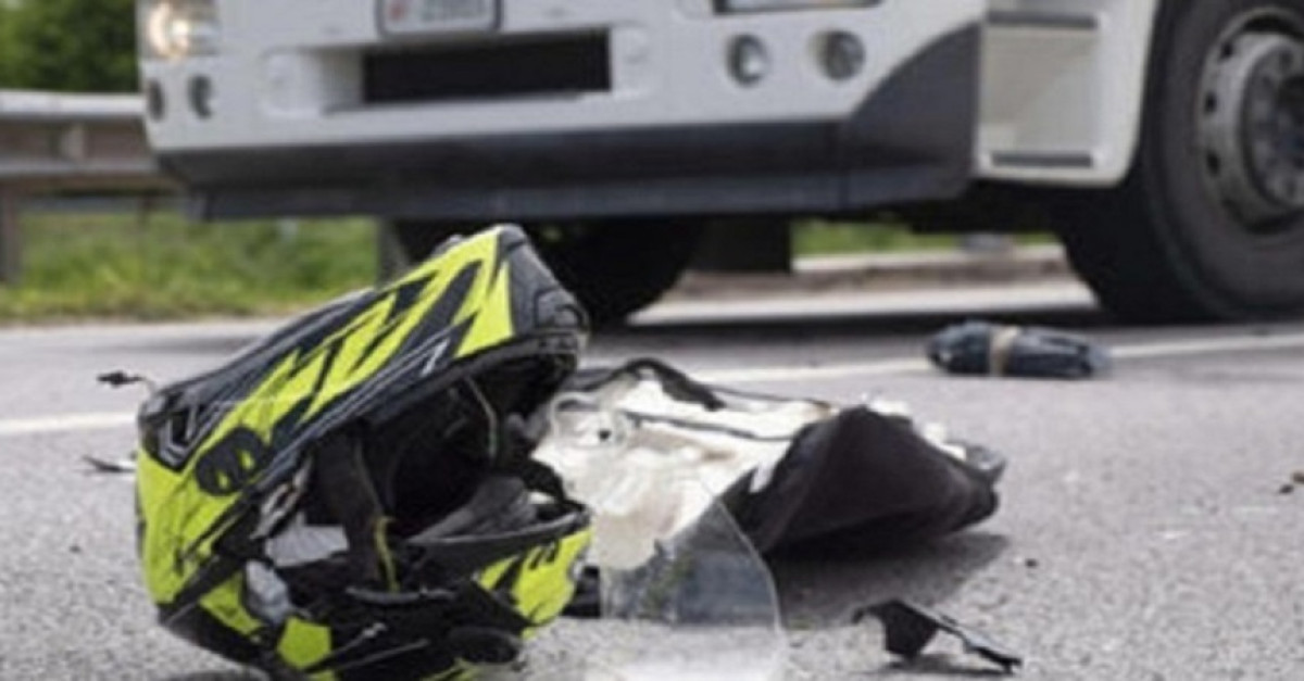 Terribile schianto moto contro un'auto durante un sorpasso: è morto un ...