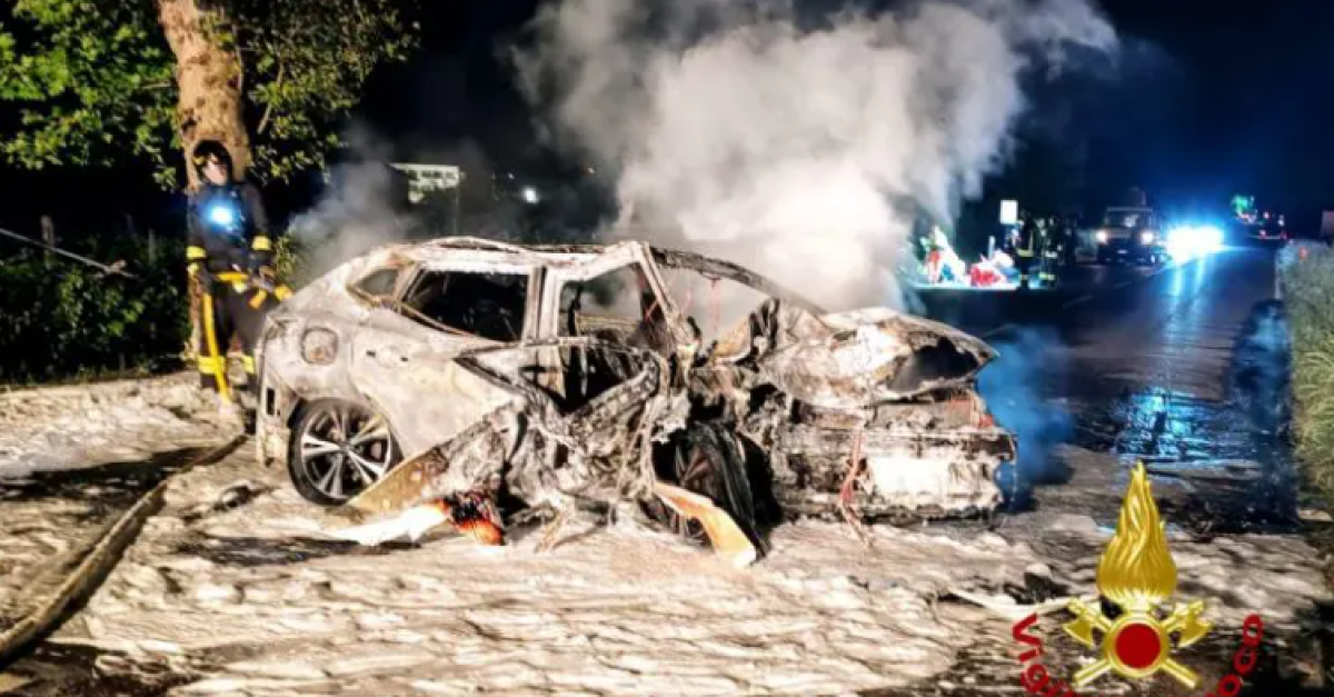 L'auto si schianta contro un albero e prende fuoco: morta una 51enne ...