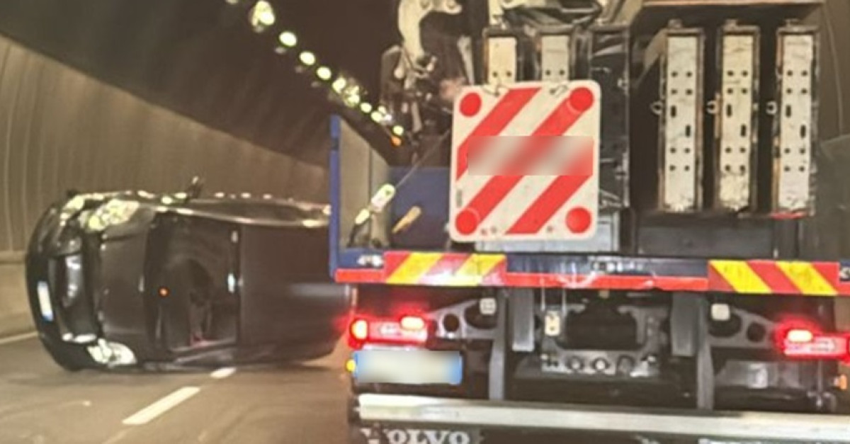 Schianto nella galleria di Martignano, un'auto ribaltata: traffico in ...