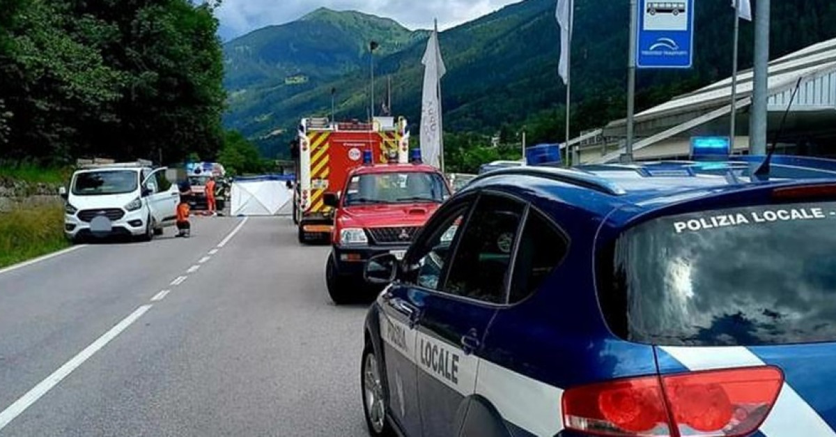 Tremendo schianto in moto contro un furgone: due giovani di 25 e 26 ...