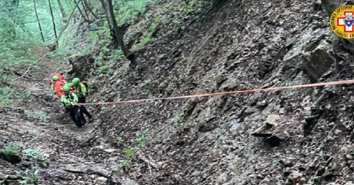 Scivola e ruzzola per 100 metri fra rocce e alberi, 49enne ...