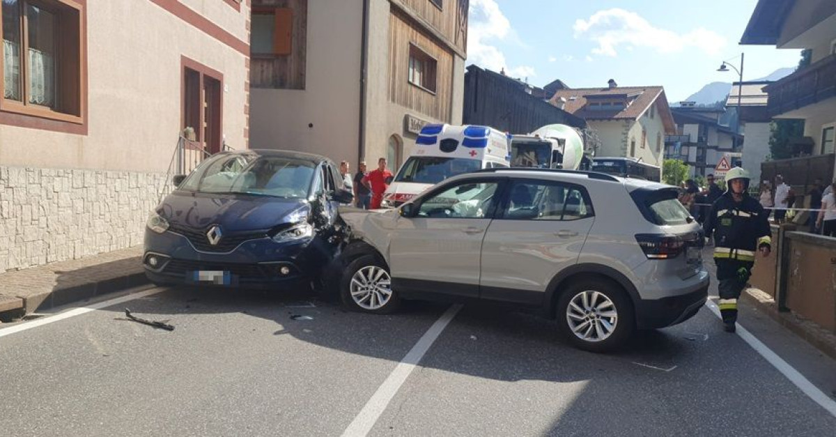 Violento frontale tra due auto in pieno centro abitato, tre feriti ...