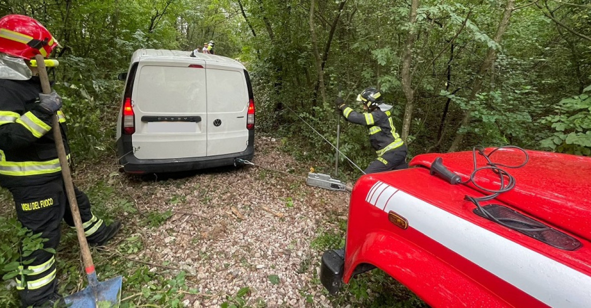 Va in difficoltà con il furgone sullo sterrato, esce di strada e resta ...