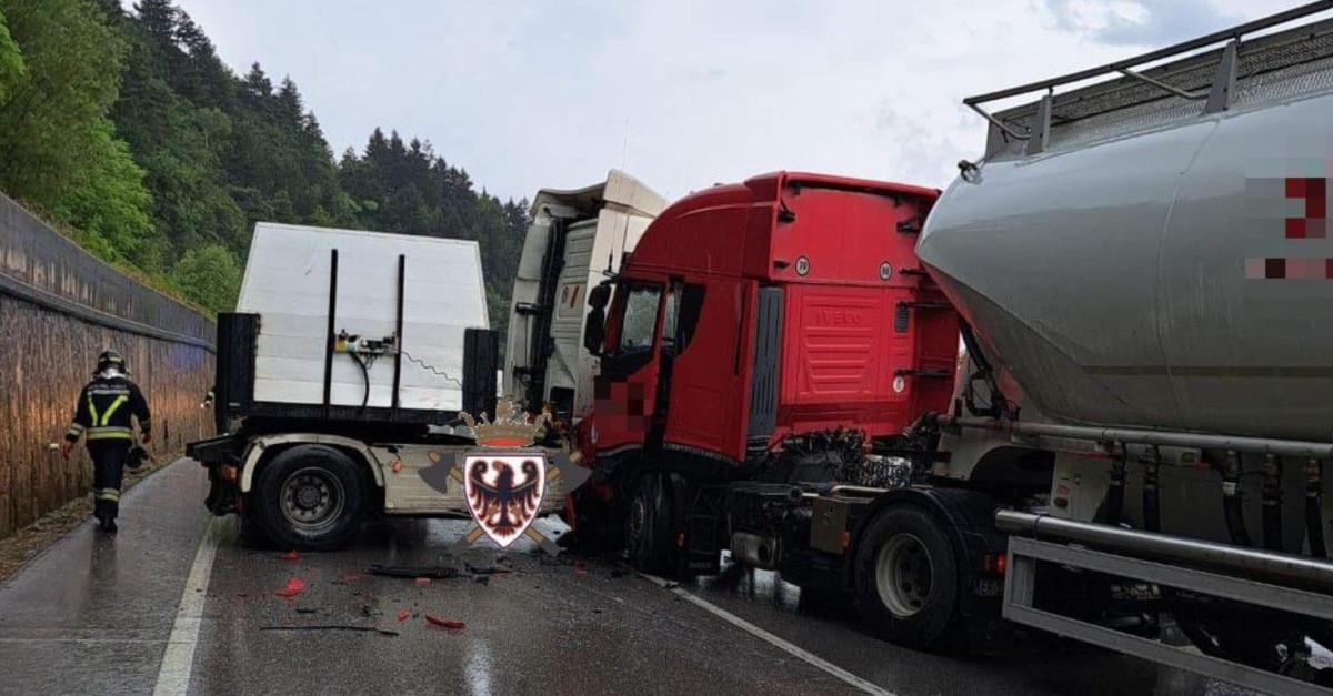 Scontro tra due camion e incidente tra un'auto e un trattore: disagi al ...