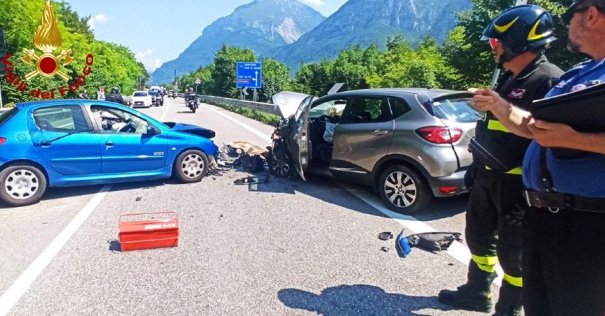 Violento frontale tra due auto (FOTO): tre persone rimaste ferite e ...