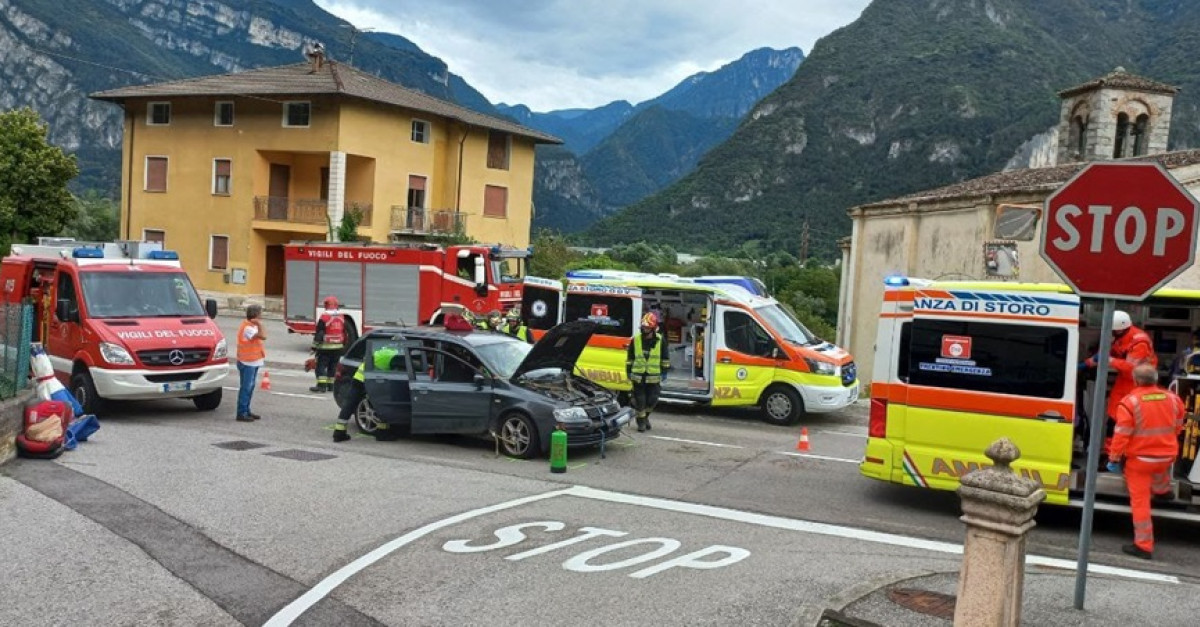 Violento scontro tra due auto sulla statale e le macchine rimangono ...