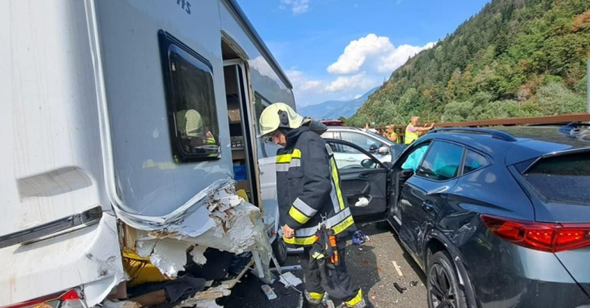 Grave incidente sull'A22 (FOTO), violento schianto tra due auto e una ...