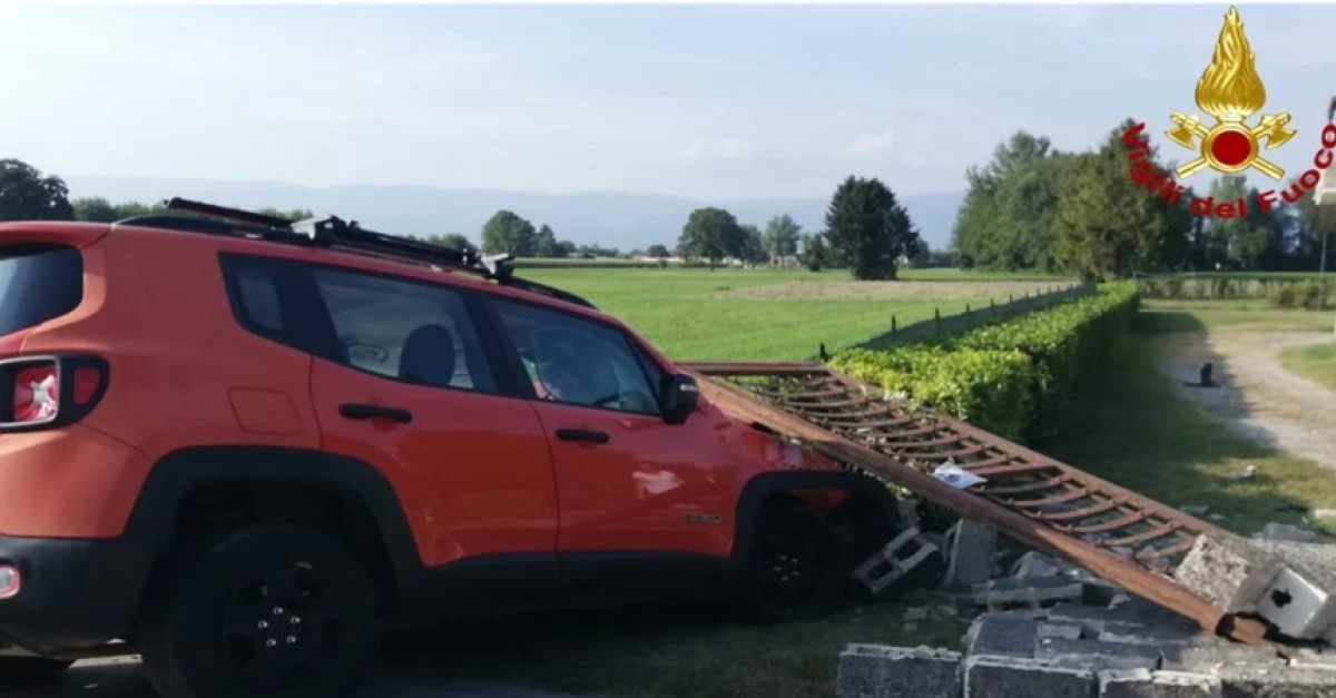 Perde il controllo dell'auto che si schianta contro il cancello di una ...