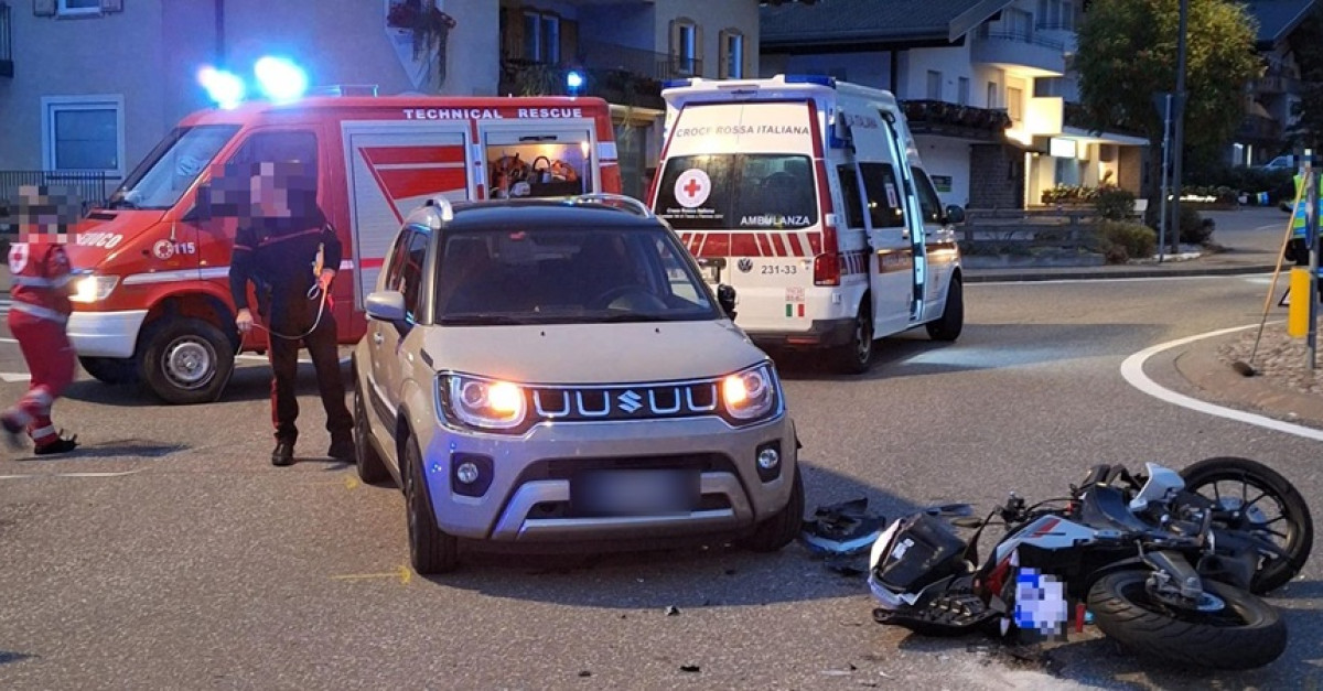 Violento scontro auto - moto in rotatoria: un ragazzo di 18 anni ...