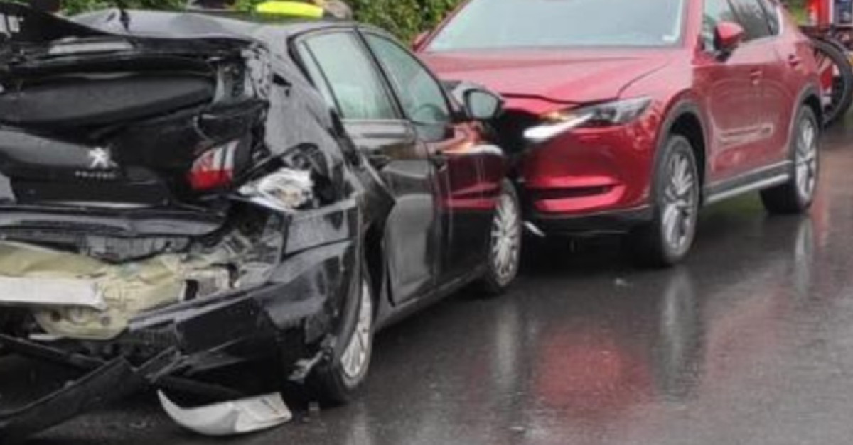 Violento schianto fra due auto e un camion, una donna trasportata in ...