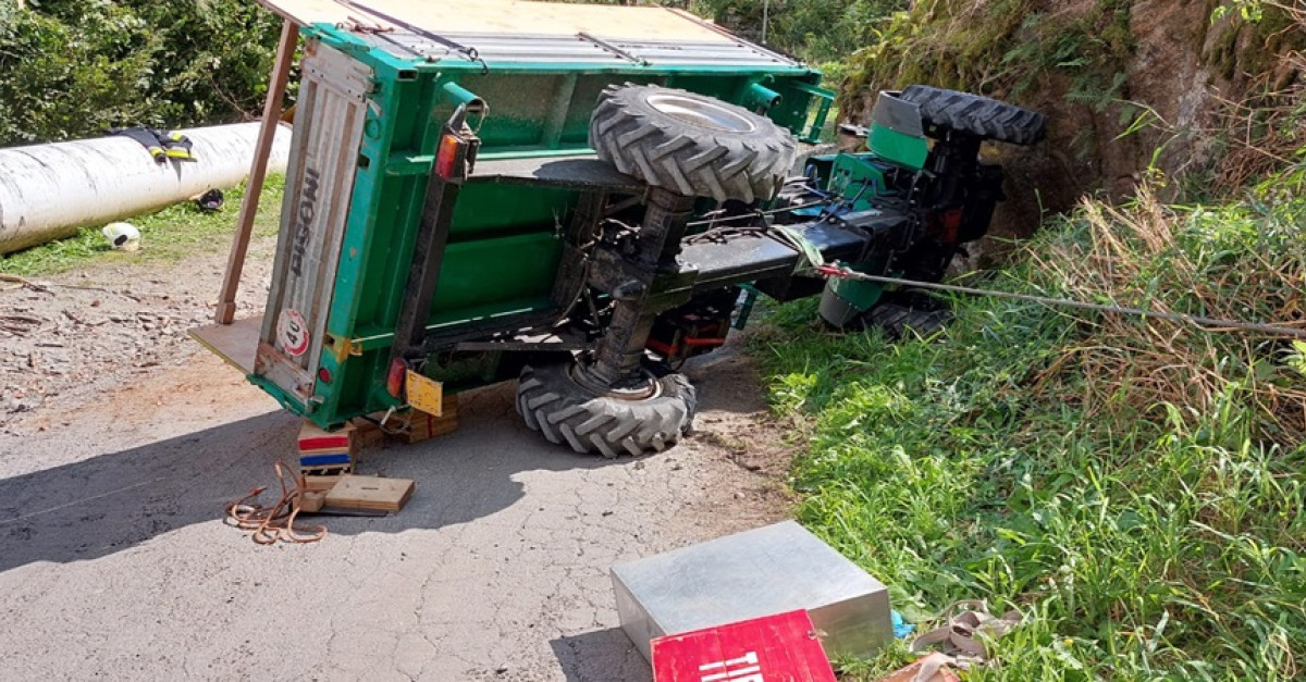 Tragico incidente, si ribalta il trattore e un uomo rimane schiacciato ...