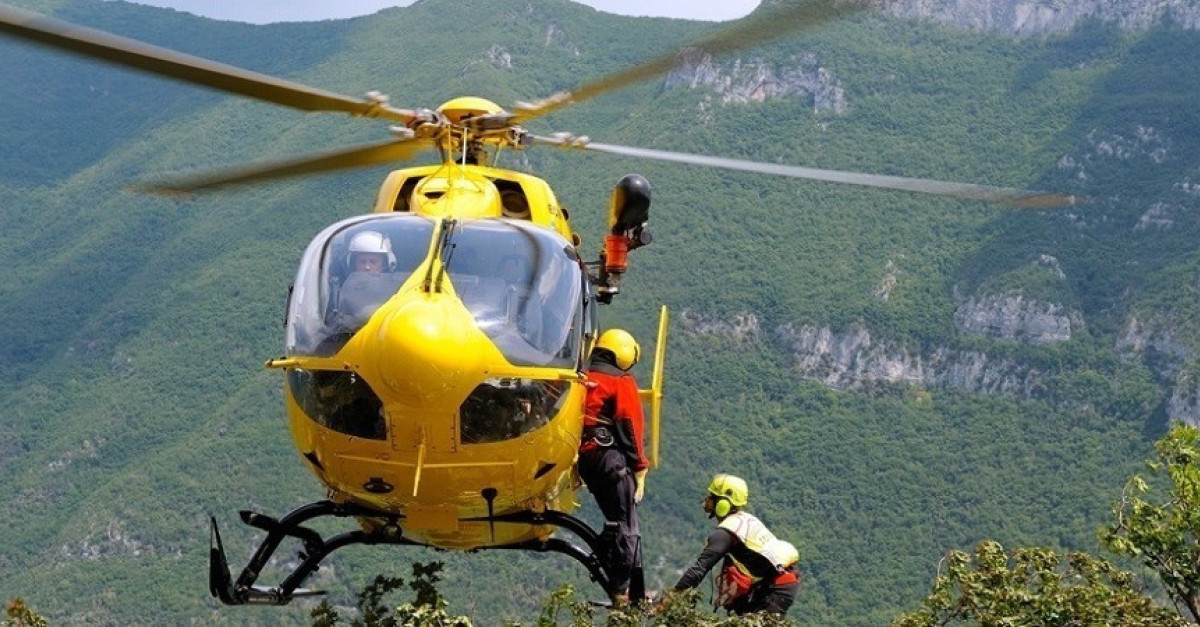 Ruzzola per una ventina di metri in un canalone e si ferma addossato a ...